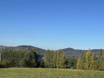 Działka z domem i stodołą, widok na jezioro