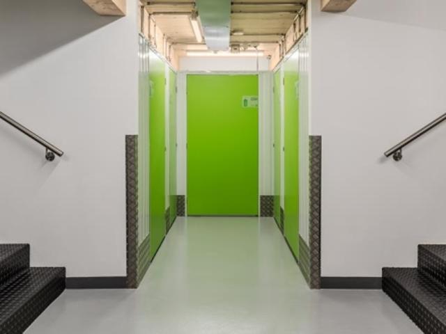 À LOUER – Boxes modulables sur mezzanine avec affectation possible en dépôt ou atelier