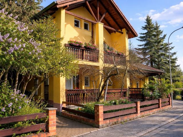 DÃRFLES * ruhig gelegene 2 ZI Wohnung mit offener KÃ¼che * Wirlpool, Carport
