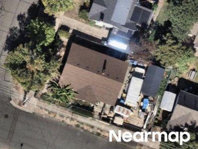D St NE