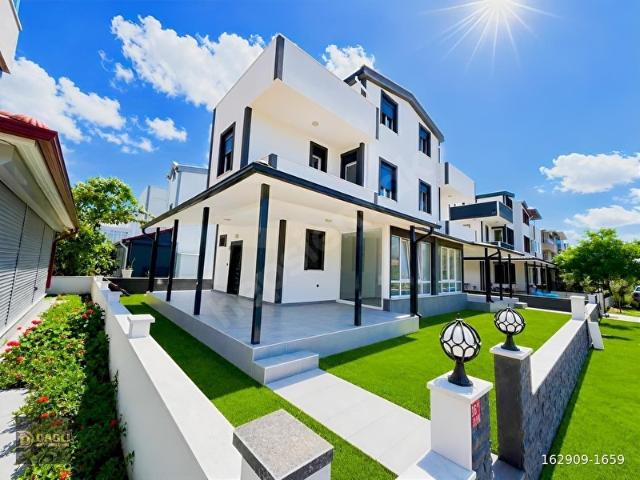 DAĞLI !GAYRİMENKUL'DEN 3+1 Denize 100 metre Fırsat Villa !