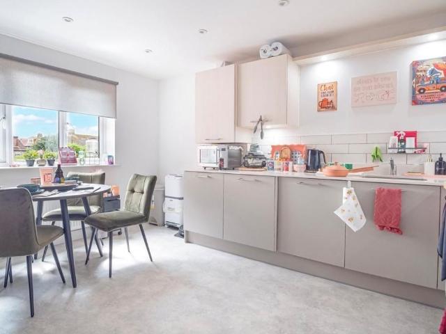 Damers Road, DORCHESTER 2 bed apartment to rent £1,375 pcm £317 pw