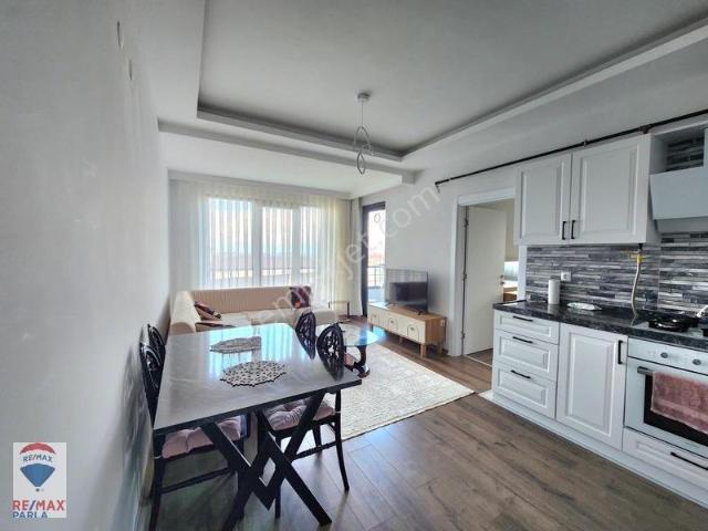 Damla Gür'den Tramvaya Yakın Eşyalı Kiralık 1+1 Daire