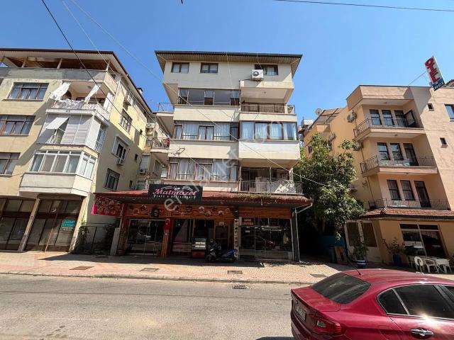 Damlataş'da Denize Yakın 3+1 Ayrı Mutfak 160 M2 Temiz Boş Daire