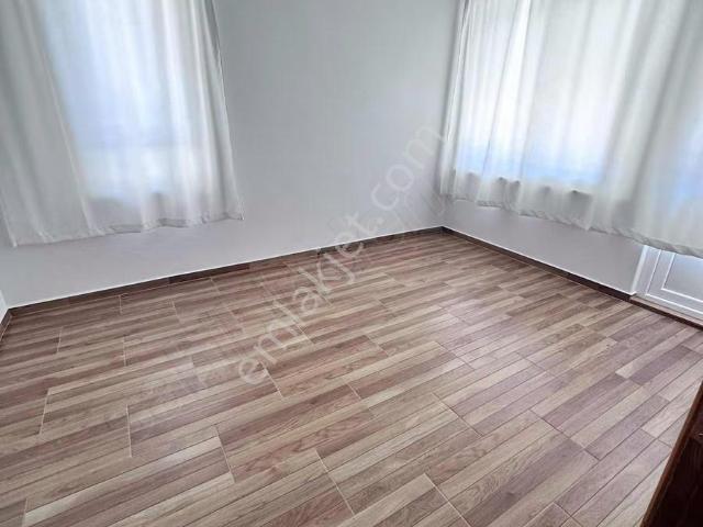 Damlataş Yakını Satılık Tadilatlı 2+1 Daire