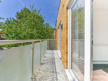 Damson Way, Carshalton Beeches. 2 bed flat to rent £2,200 pcm £508 pw