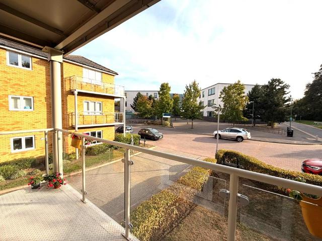 Damson Way, Carshalton SM5 2 bed flat to rent £1,700 pcm £392 pw
