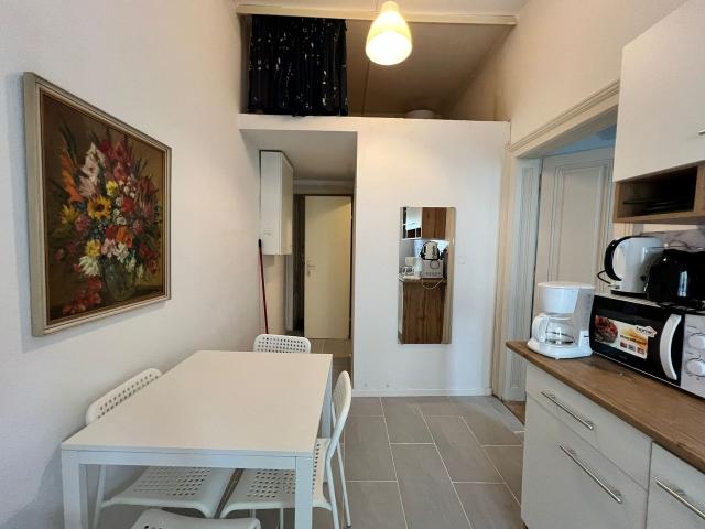 Danube Delight: Elegant Getaway Near Prater Stern, Vienna Amsterdam Apartments for Rent