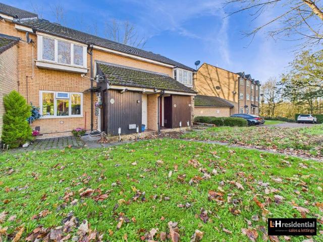 Danziger Way, Borehamwood WD6 2 bed flat to rent £1,600 pcm £369 pw