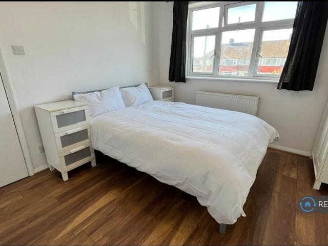 Dane Road, Ashford, TW15 1 bed in a house share to rent £790 pcm £182 pw