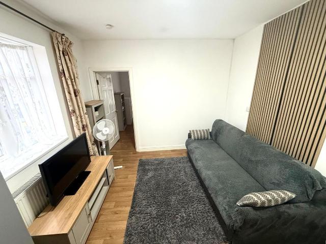 Dane Road, Southall UB1, 1 bed flat to rent, £1,500 pcm | PrimeLocation