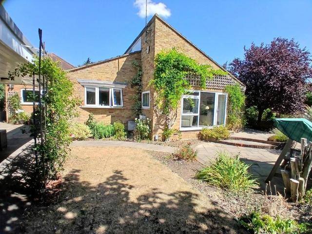 Danecote, KNEBWORTH 4 bed bungalow to rent £2,995 pcm £691 pw