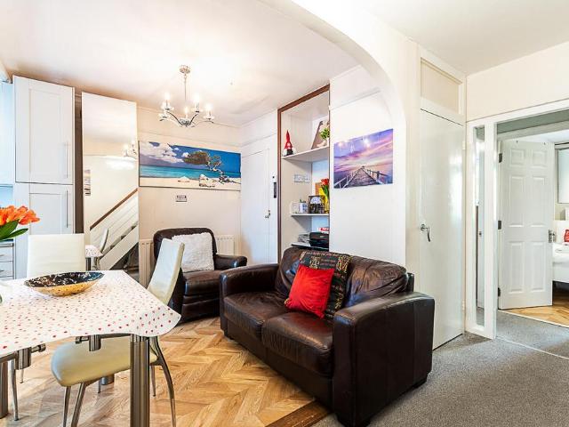 Danebury Avenue, London SW15 6 bed houseboat to rent £3,300 pcm £762 pw