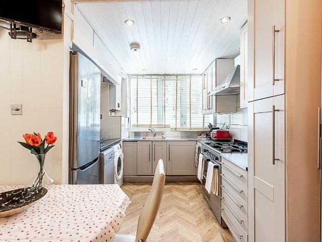 Danebury Avenue, London SW15, 6 bed houseboat to rent, £3,300 pcm | PrimeLocation