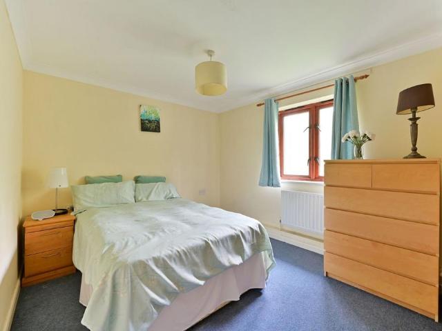 Danebury Avenue, Roehampton, London. 1 bed flat to rent £2,800 pcm £646 pw