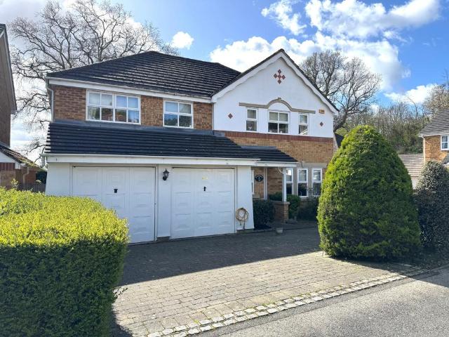 Danehurst Close, Egham, Surrey, TW20 5 bed detached house to rent £3,500 pcm £808 pw