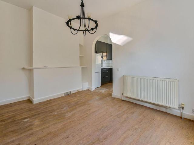Danehurst Street, Munster Village. 3 bed maisonette to rent £3,250 pcm £750 pw
