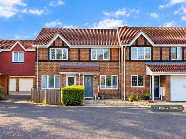Danesfield Close, Walton On Thames, KT12 2 bed terraced house to rent £2,150 pcm £496 pw