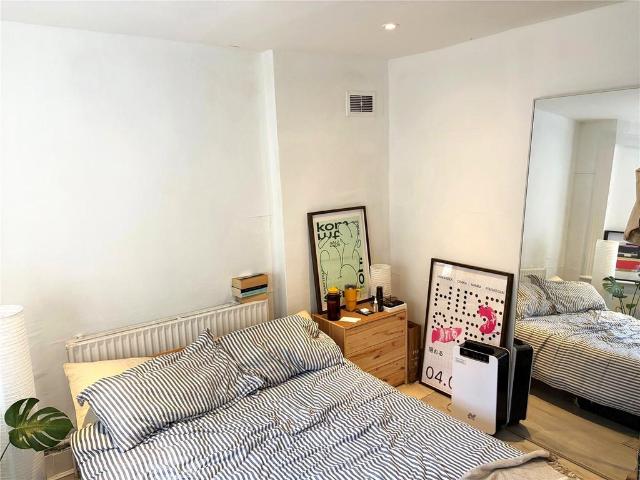 Daneville Road, London, SE5 3 bed apartment to rent £2,550 pcm £588 pw