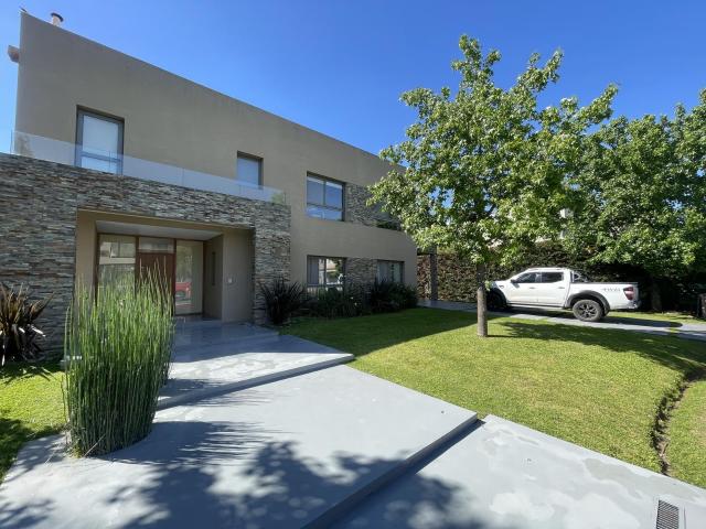 Daniela Esteche Realty & Home
