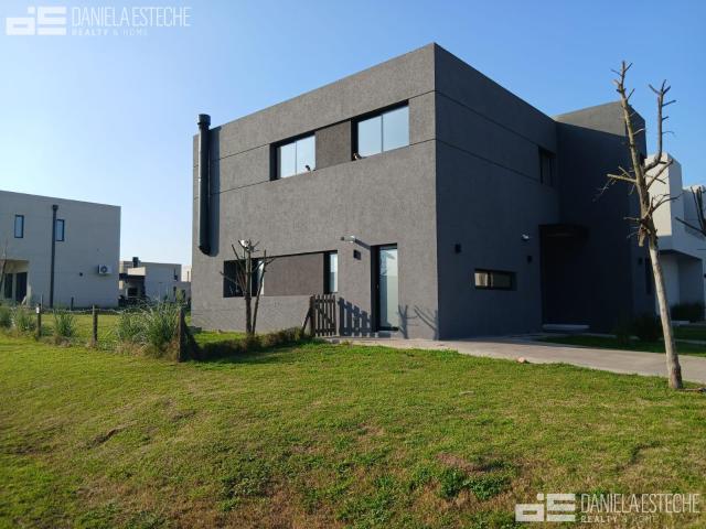 Daniela Esteche Realty & Home
