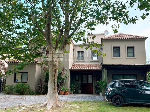 Daniela Esteche Realty & Home