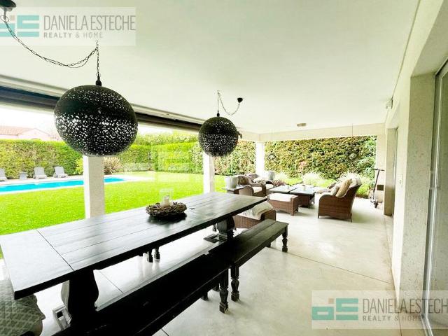 Daniela Esteche Realty & Home