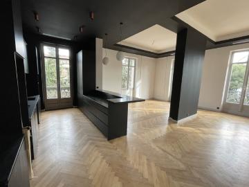 DANS HOTEL PARTICULIER RARE GRANDE SURFACE TYPE 4