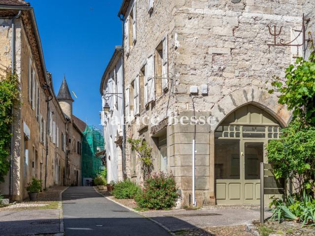 Dans « la cité aux sept tours » du Haut Quercy, une maison d. 206m² Martel
