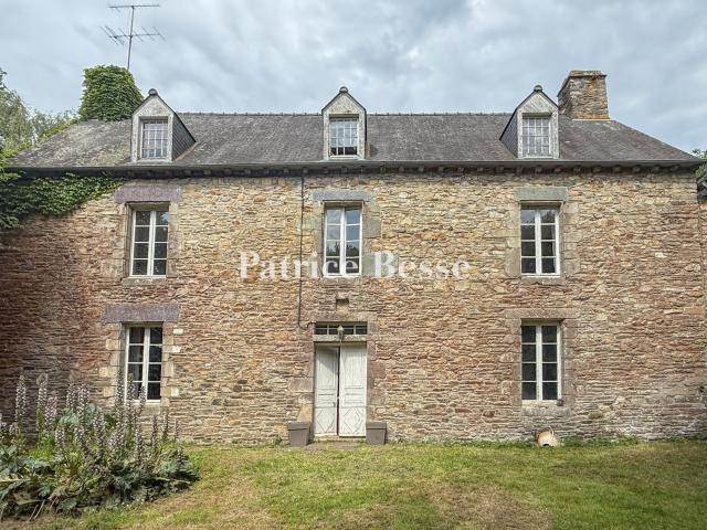 À 10 min de Ploërmel, un ancien presbytère sur près de 1 ha 307m² Ploërmel