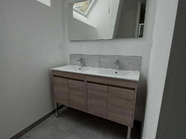 Dans le bourg, Maison type appartement car sans extérieur offrant 95 m² habitables. Rez de chau.