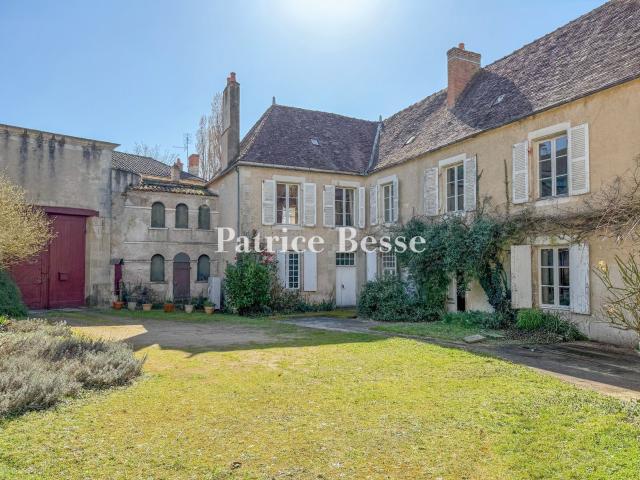 Dans le centre ville de Montmorillon, une demeure bourgeoise. 396m² Montmorillon