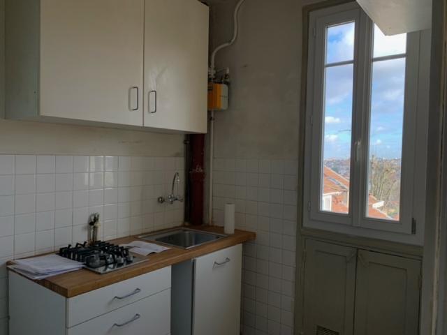 Dans le centre de Meudon, petit immeuble ancien de belle facture, au 3ème étage sans ascenseur appartement traversant de 37m² bien agencé: entrée, chambre, salle de douches avec WC, séjour avec cheminée décorative, cuisine séparée. Chauffage individuel a