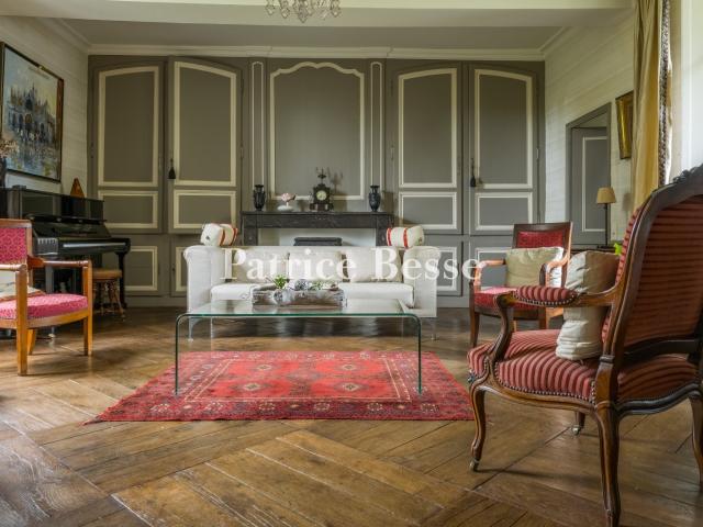 Dans le centre Manche, un hôtel particulier du 17e s. Et son. 285m² Coutances