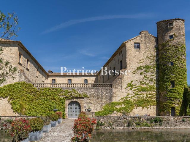 Dans le Gard provençal, à 30 min d'Avignon et d'Uzès, un log. 312m² Laudun l'Ardoise