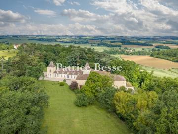 Dans le Gers, à proximité de Lectoure, en position dominante. 580m² Lectoure