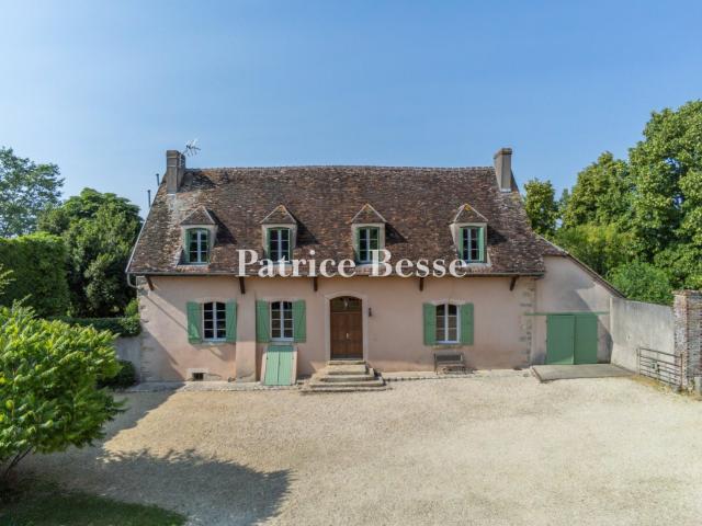 Dans le Loiret, un ancien relais de chasse du 17e s restauré. 276m² Courtenay