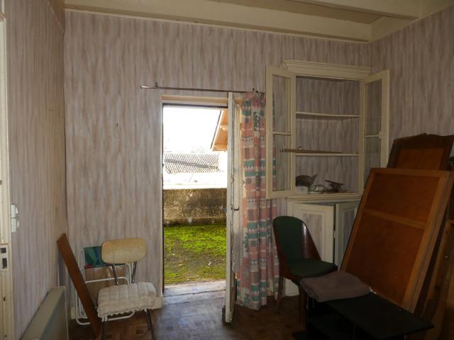 DANS LE LOT MAISON DE VILLAGE EN PIERRE
