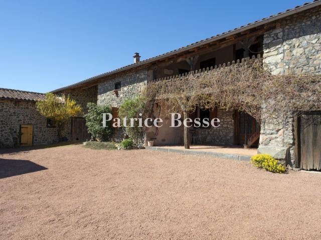 Dans le Roannais, dominant les méandres de la Loire, une fer. 152m² Cordelle