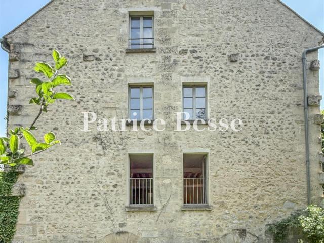 Dans le Vexin, à 35 km de Paris, un moulin en pierre du 18e. 575m² L'Isle Adam
