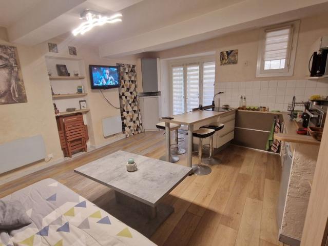 Dans le village, studio entièrement rénové