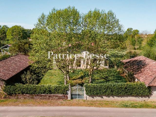 Dans les Landes, à 20 min de Mont de Marsan, une vaste maiso. 500m² Laurède