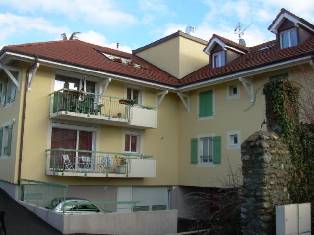 Dans petit immeuble récent au calme, appartement.