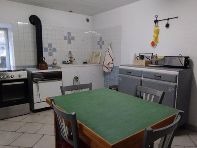 Dans petit village trés tranquille, appartement dans maison