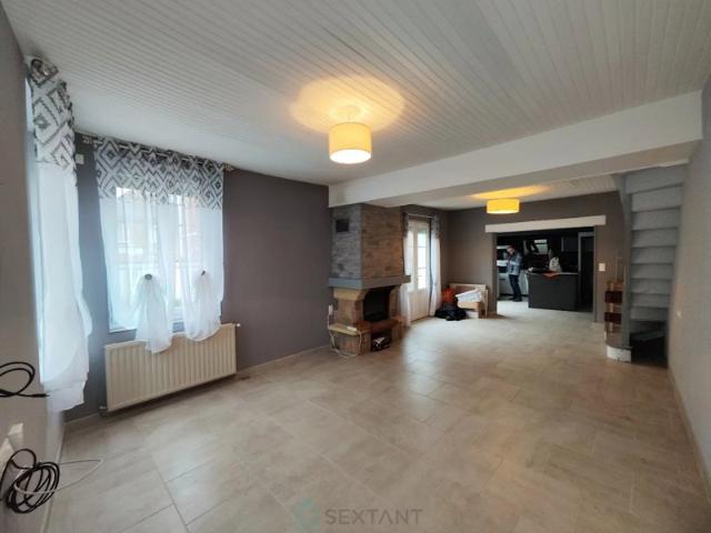 Dans petite ville, proche tous commerces, agréable maison de ville avec cour
