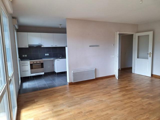 DANS PETITE COPROPRIETE DE BON STANDING DE 2010 GRAND T3 EN REZ DE JARDIN AVEC BALCON/TERRASSE ET 2 PLACES DE PARKING