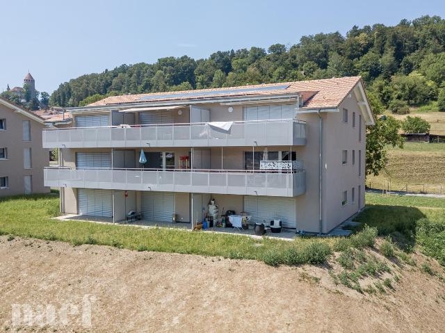 Dans quartier familial à la campagne