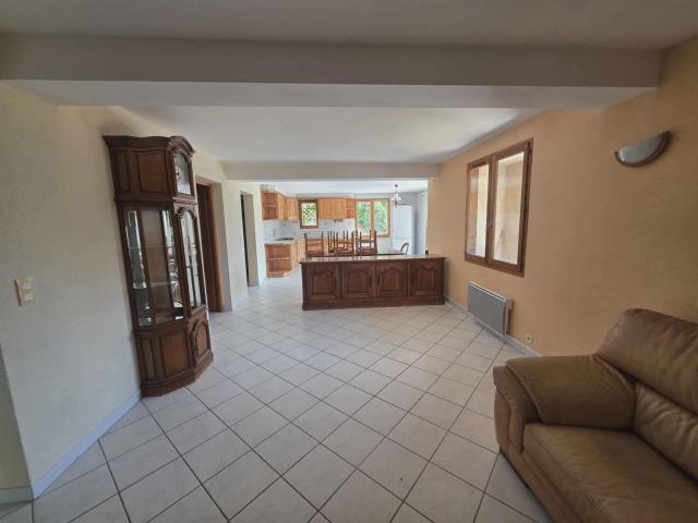 Dans quartier résidentiel avec une vue lac et montagne, gran. 250m² Embrun