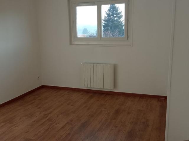Dans Résidence, un appartement de type F3, au premier étage