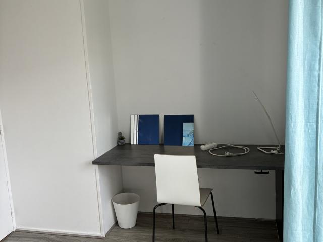 Dans un appartement de 77 m2, découvrez cette chambre meublée de 9,05 m2